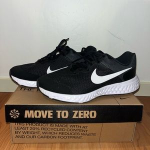 W7.5/6Y Wide Nike Revolution 6